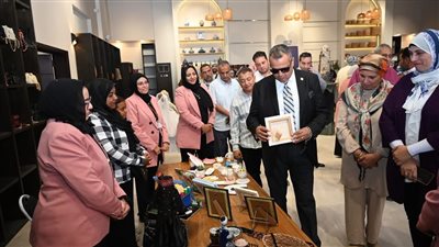 محافظ جنوب سيناء يتفقد قرية التراث البدوي ويشيد بجهود العارضات 