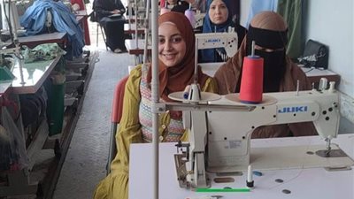 عبر سيارة متنقلة.. تدريب 40 سيدة على الخياطة والتفصيل في دمياط