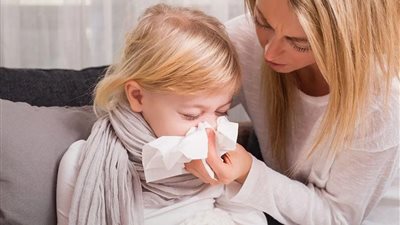 كيف تحمي طفلك من نزلات البرد في التقلبات الجوية؟ استشاري يجيب 