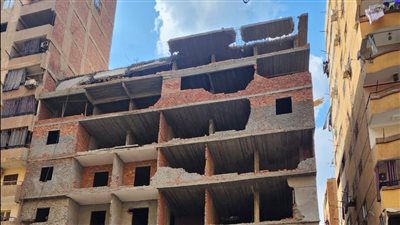 إزالة عقار مخالف من 7 أدوار بعين شمس وإحالة المسئولين للنيابة الإداري 