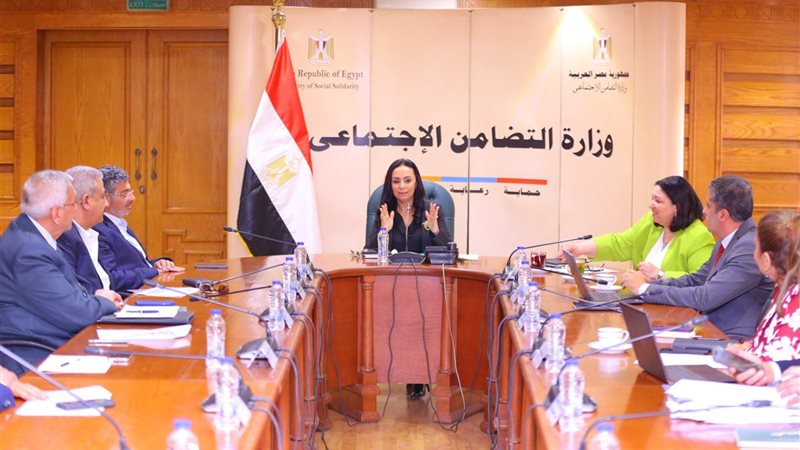 وزيرة التضامن تناقش