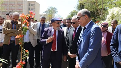 محافظ المنيا ورئيس الجامعة يفتتحان معرض الزهور لكلية الزراعة