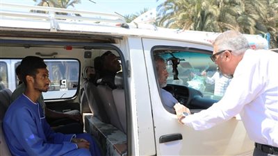 محافظ أسوان يستوقف عدد من سيارات السيرفيس ويستفسر من المواطنين على التعريفة