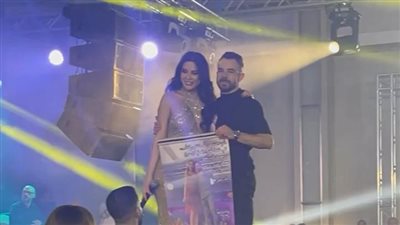 أوقفت الحفل.. سيرين عبد النور تدافع عن معجب اقتحم مسرحها والأمن دفعه بقوة 