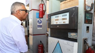 محافظ أسوان يحذر مسئولي محطة وقود بعد ورود معلومات عن صرف محروقات دون تصريح