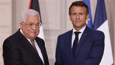وسط تصاعد التوترات .. ماكرون يدعو عباس لاستبعاد حماس وإصلاح السلطة الفلسطينية 
