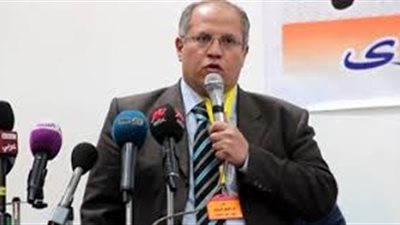 الدكتور إبراهيم الزيات عن هجرة الأطباء: نفقد الثروة المصرية العلمية