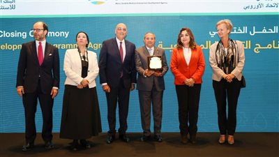 تكريم محافظ بورسعيد في حفل تنمية المشروعات المتوسطة والصغيرة 