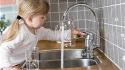 المياه المفلورة وتأثيرها المحتمل على صحة الأطفال: هل لها علاقة بالتوحد؟