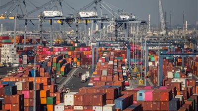 خبير مصرفي: الحرب التجارية ستستمر والرسوم تهدد نمو منطقة اليورو