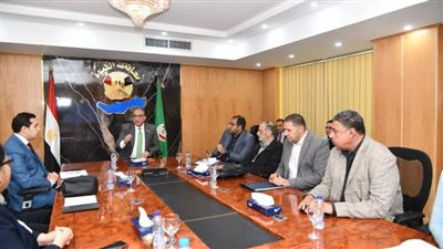 محافظ الفيوم يناقش آليات تحديث الهيكل التنظيمي بالديوان العام والوحدات المحلية