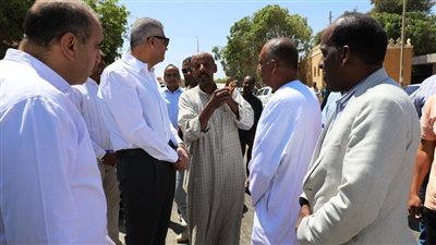 محافظ أسوان يواصل جولاته الميدانية لتفقد مشروع رصف طريق توشكى ـ عنيبة