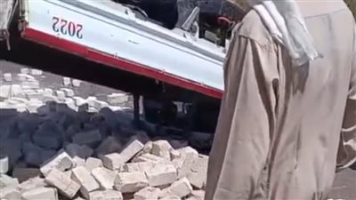 انقلاب سيارة نقل محملة بالطوب الأبيض على  الطريق السياحي بالفيوم