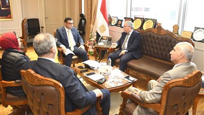 وزير الإسكان يبحث أوجه التعاون مع  رئيس الهيئة الوطنية للصحافة