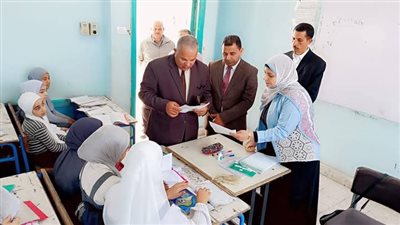 تكريم معلمة لغة إنجليزية ومديرة مدرسة الدكتور سليمان عثمان لانضباط  التعليم