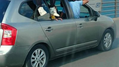 استعراض متهور بشوارع القاهرة.. ضبط سائق أجنبي عرض حياة طلاب للخطر
