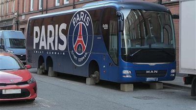 مزيفة أم لا.. حقيقة الصورة المنتشرة لحافلة باريس سان جيرمان من دون إطارات