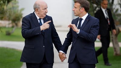 فرنسا تستدعي سفيرها.. أزمة دبلوماسية جديدة بين الجزائر وباريس