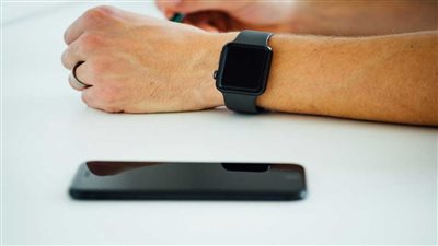 هل يجوز الاعتماد على الساعات الذكية لتحديد وقت الصلاة؟ دار الإفتاء تجيب 