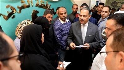 محافظ الشرقية يفاجئ العاملين بالإدارة العامة لحماية أملاك الدولة 