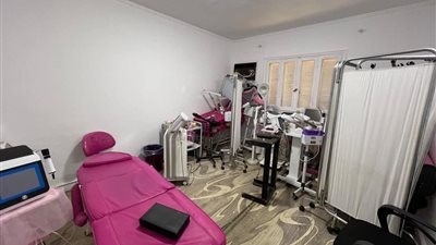 بعد غلق مركز جلدية شهير.. ننشر شروط تراخيص عيادات الجلدية والتجميل