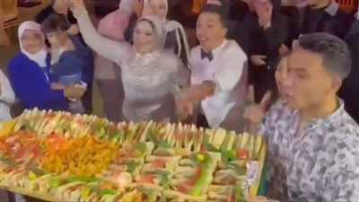 شاب يستبدل تورتة حفل خطوبته بـ 