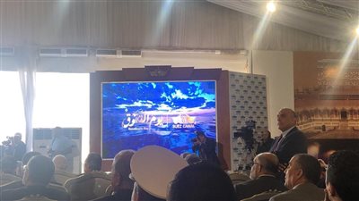 مدبولي من أمام القناة: نشهد تحولًا جذريًا بأنشطة وخدمات قناة السويس 