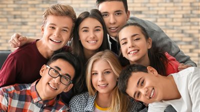 استشاري نفسي: المراهقة مرحلة بحث عن الذات والانفصال النفسي عن الأهل