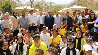 محافظ المنيا يشارك في احتفال يوم اليتيم ويرسم البهجة على وجوه الأطفال