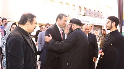 محافظ دمياط يهنئ الأقباط بعيد القيامة المجيد خلال زيارة كنيسة العذراء مريم