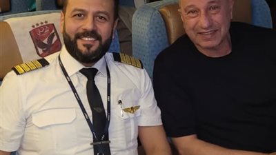 قائد رحلة الأهلي المتجه إلى لجوهانسبيرج ينشر صورة مع الخطيب 