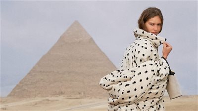 ماركة فرنسية تُروج لأزياءها العالمية عند نيل أسوان وأهرامات الجيزة