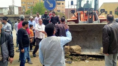 بالبلدوزر... محافظ الجيزة يعيد تنظيم الأسواق العشوائية في منطقة العياط