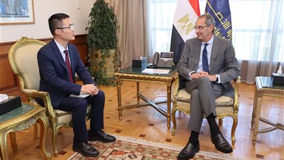 وزير الاتصالات يبحث مع رئيس «هواوي مصر» الجديد سبل التوسع فى الاستثمارات بمصر 