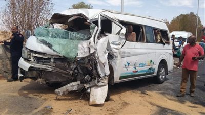 إصابة ١١ شخصًا إثر انقلاب سيارة ميكروباص أعلى الطريق الأوسطي 