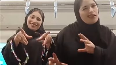 وصلة رقص لفتاتين داخل مترو الأنفاق تثير الجدل.. والأمن يفحص الواقعة