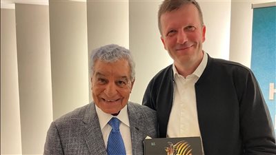 من التشيك… حواس يوقع كتاب «توت عنخ آمون من كارتر إلى المدينة الذهبية»