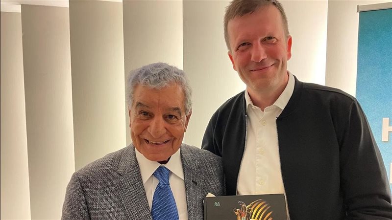 جانب من حفل التوقيع