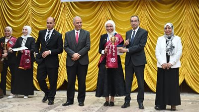 فازتا بالكأس.. مريم ورنيم بنات كفر الشيخ يفزن بمسابقة الطالبات المثاليات 