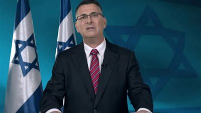 وزير الخارجية الإسرائيلي «جدعون ساعر» يفر من بريطانيا