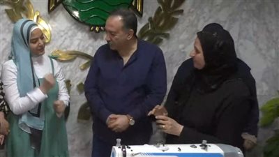 استجابة لطلبها من رئيس الوزراء.. محافظ أسيوط يهدي ماكينة خياطة لطالبة 
