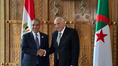 وزير الخارجية يناقش القضايا الثنائية والإقليمية مع نظيره الجزائري