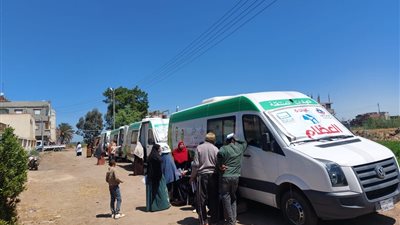 الكشف الطبي بالمجان على ١٥٤٤ مواطن في قافلة طبية بدمياط 