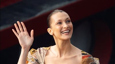 بهذه الإطلالات.. عارضة الأزياء بيلا حديد تروج لبرنامجها الجديد 