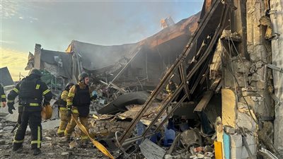 بـ «رؤوس عنقودية».. مقتل شخص وإصابة 82 في قصف روسي استهدف مباني سكنية