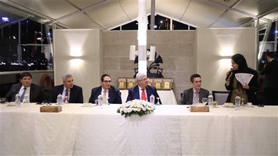 وزير التعليم العالي يكرم فريق المشاركين في تنظيم زيارة الرئيس ماكرون لمصر 