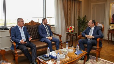 وزير قطاع الأعمال العام يبحث التعاون  مع 