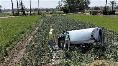سقطت وسط الزراعات.. إصابة ٥ أشخاص في انقلاب سيارة ميكروباص بكرداسة