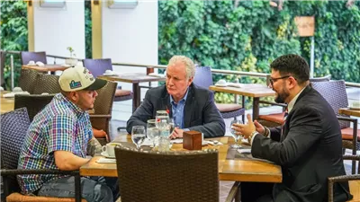 لقاء سيناتور أمريكي مع مواطن مرحّل يشعل الجدل بين واشنطن وسان سلفادور