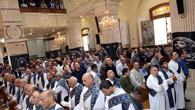 مئات الأقباط يؤدون صلوات الجمعة العظيمة بكنائس وأديرة بنى سويف |صور